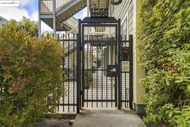 1565 32nd Street, Oakland CA: https://media.crmls.org/mediaz/9c16e933-ccbc-46a7-bca9-e795618da560.jpg