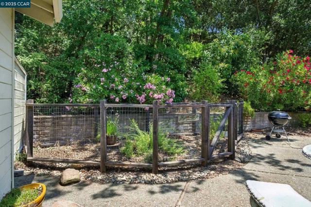 3363 Mcgraw Ln, Lafayette CA: https://media.crmls.org/mediaz/9c175c49-fec3-4c4e-aafd-945d8d1b25f6.jpg