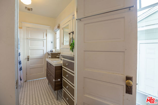 732 N Toledo Walk, Long Beach CA: https://media.crmls.org/mediaz/9c182619-a22e-435c-8efb-28222347ba57.jpg