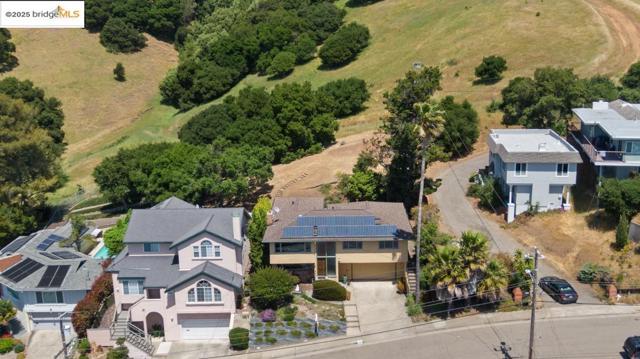 11718 Cranford Way, Oakland CA: https://media.crmls.org/mediaz/9c183e82-903a-4da9-a47d-19946a2d516f.jpg