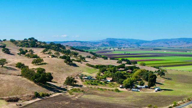 547 Mission Vineyard Road, San Juan Bautista CA: https://media.crmls.org/mediaz/9c195c59-5320-41ad-a6d8-0e3a7ebe5f51.jpg