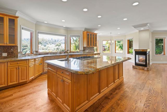 436 Summit Drive, Redwood City CA: https://media.crmls.org/mediaz/9c196096-b012-4ce0-b192-4dc2f176ad93.jpg