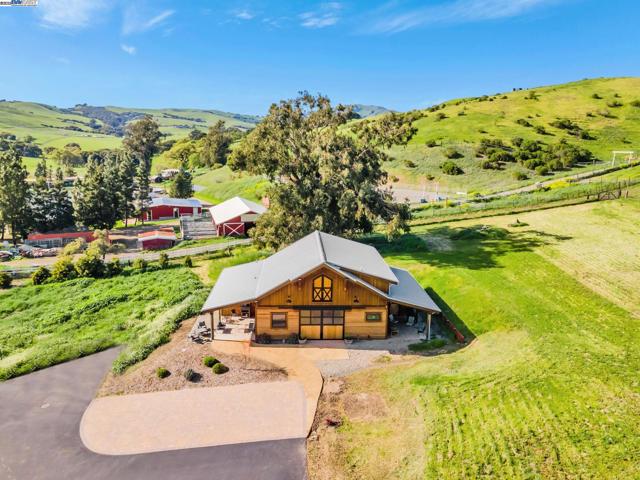 5135 Andrade Rd, Sunol CA: https://media.crmls.org/mediaz/9c1968a6-2739-4f38-8a8d-99328872da16.jpg