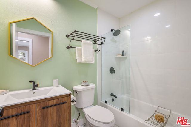 11521 Segrell Way, Culver City CA: https://media.crmls.org/mediaz/9c1a26ca-e125-40e9-ad37-6b3cca0d2443.jpg