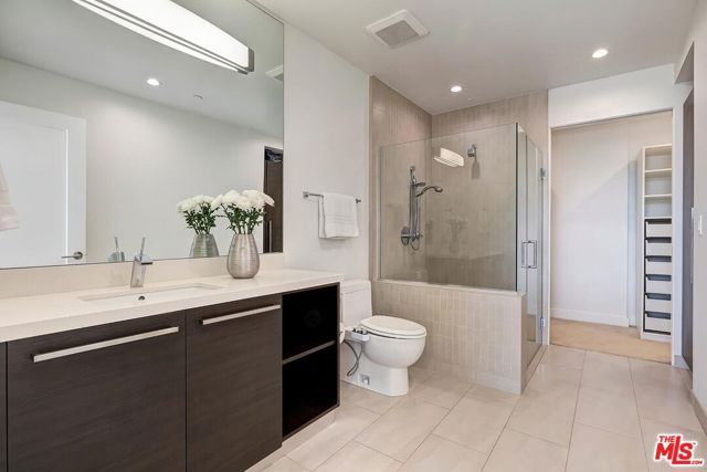 855 N Croft Avenue, Los Angeles CA: https://media.crmls.org/mediaz/9c1aace6-09e2-4ba5-bebb-1182cbbaad99.jpg