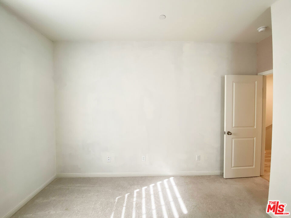 https://media.crmls.org/mediaz/9c1b19b7-22cd-475b-97ba-56898eda6905.jpg?preset=X-Large