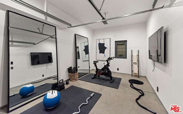 2341 Gloaming Way, Beverly Hills CA: https://media.crmls.org/mediaz/9c1bbf36-5039-417e-aadf-bbd967a8568a.jpg