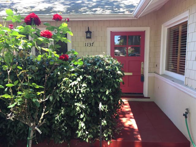 1137 Oakland Avenue, Piedmont CA: https://media.crmls.org/mediaz/9c1be664-1dc7-4715-93d2-b412c8c5c24c.jpg