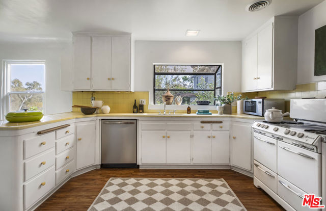 2316 Kenilworth Avenue, Los Angeles CA: https://media.crmls.org/mediaz/9c1c283e-f58a-43d8-8437-10b0f9934e78.jpg