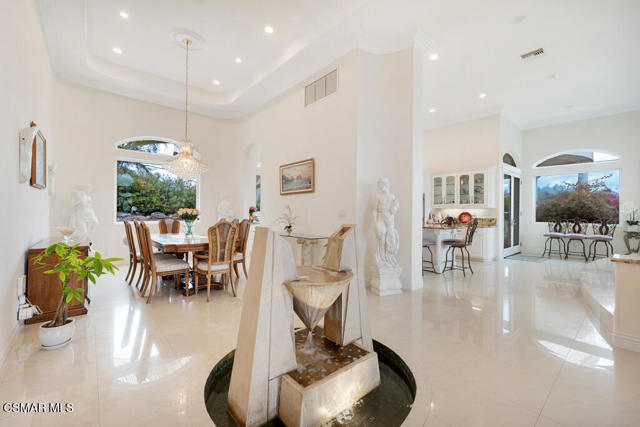 932 Rosario Drive, Thousand Oaks CA: https://media.crmls.org/mediaz/9c1e2945-5de1-4740-967e-f4ea97a956a3.jpg