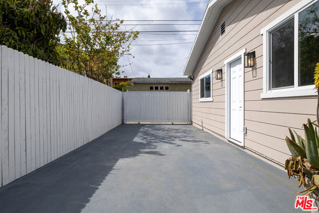 1558 W 47th Street, Los Angeles CA: https://media.crmls.org/mediaz/9c1e2d73-1a74-4569-8aa7-239b9d773602.jpg