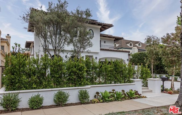 409 21st Street, Santa Monica CA: https://media.crmls.org/mediaz/9c1fe241-6bd5-4503-91c1-5cf05d7547b6.jpg