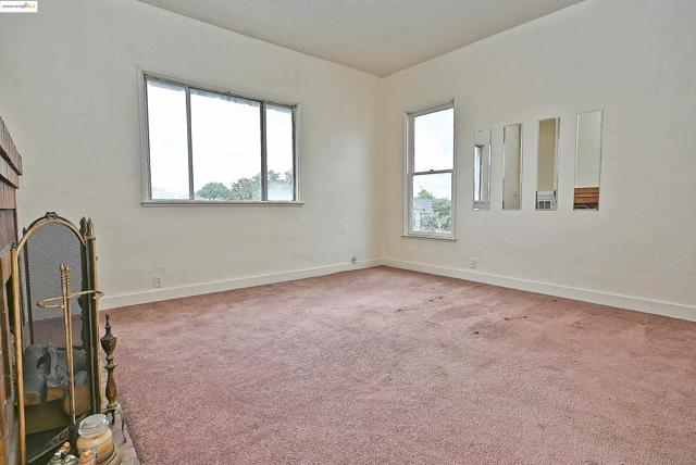 672 33Rd St, Oakland CA: https://media.crmls.org/mediaz/9c2052ed-8927-466f-a2eb-9c78aee34516.jpg