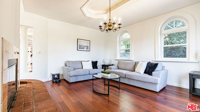 7449 Studio Road, Canoga Park CA: https://media.crmls.org/mediaz/9c207be1-cfed-4f5f-81f2-9fd962a420d1.jpg