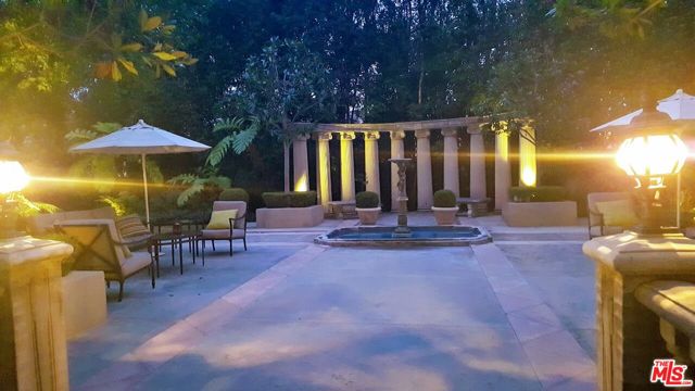 316 N Rossmore Avenue, Los Angeles CA: https://media.crmls.org/mediaz/9c20cacc-76ea-4188-8b31-0c12a14d017d.jpg