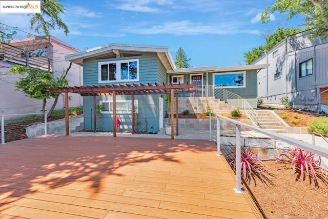 6815 Paso Robles Dr, Oakland CA: https://media.crmls.org/mediaz/9c210093-9590-44de-8033-8adf5af916a8.jpg