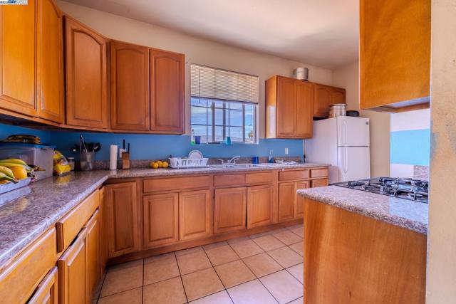 1437 25Th Ave, Oakland CA: https://media.crmls.org/mediaz/9c21e819-e97f-412a-b749-876b4eeadd49.jpg