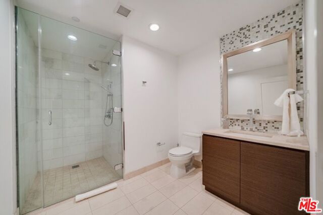 900 W Olympic Boulevard, Los Angeles CA: https://media.crmls.org/mediaz/9c230eed-d057-4d62-958c-f5d996fae03a.jpg