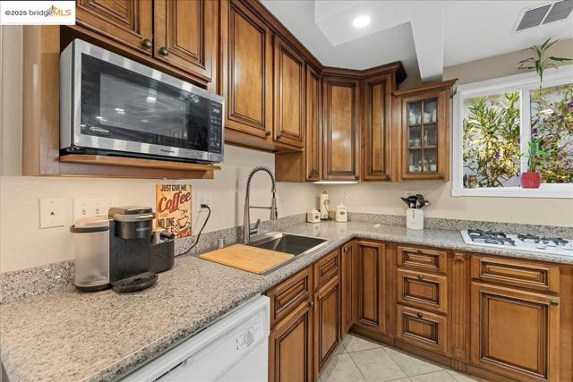 18943 Crest Ave, Castro Valley CA: https://media.crmls.org/mediaz/9c2334aa-e0b7-48f2-969f-33ecff185ab8.jpg
