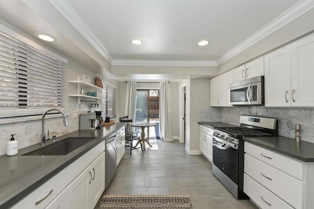 271 Bluebird Court, Big Bear CA: https://media.crmls.org/mediaz/9c23ed90-7773-4324-9953-8cbc1138ef74.jpg