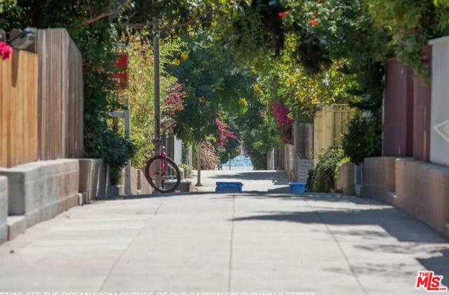 119 Paloma Avenue, Venice CA: https://media.crmls.org/mediaz/9c245ecc-b1df-445e-b835-d74038df6acb.jpg
