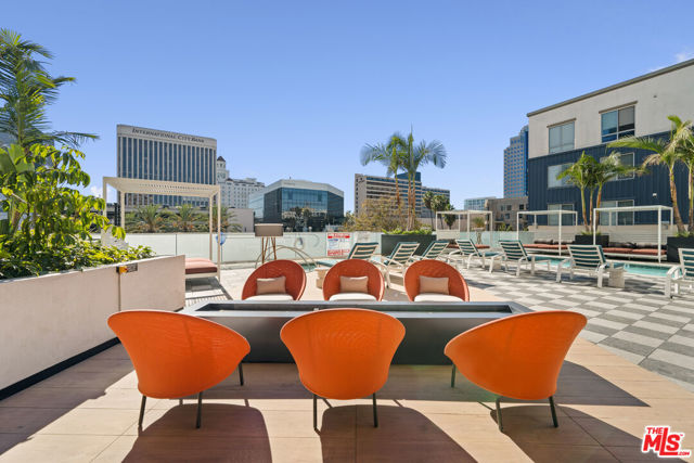 250 E Broadway, Long Beach CA: https://media.crmls.org/mediaz/9c24a862-0b3d-4fc5-93f2-a2212e6b6c66.jpg