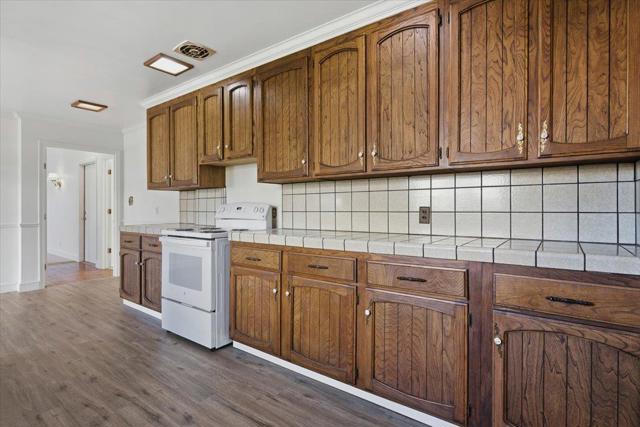 915 Berry Avenue, Los Altos CA: https://media.crmls.org/mediaz/9c256371-cb86-4d0c-87fe-9a82598a5837.jpg