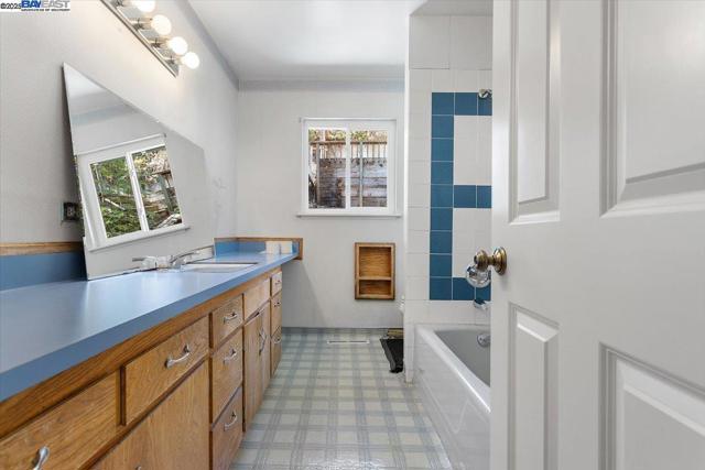 3491 Middleton Ave, Castro Valley CA: https://media.crmls.org/mediaz/9c258f62-ccae-4fd3-88ad-6c3da8bd22cc.jpg