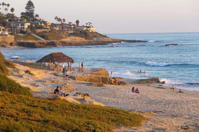 464 466 Westbourne, San Diego CA: https://media.crmls.org/mediaz/9c26c856-ce78-4b9a-b878-5d0883d5d26f.jpg