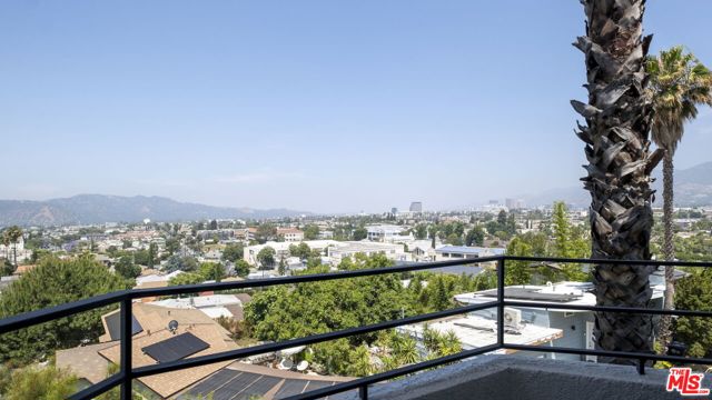1320 Romulus Drive, Glendale CA: https://media.crmls.org/mediaz/9c26f9da-ebed-4605-a409-83ef455281e3.jpg