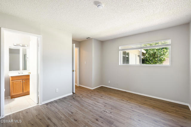 1077 Haven Avenue, Simi Valley CA: https://media.crmls.org/mediaz/9c278e8d-cc82-4928-a8ec-dbbbc5670d7a.jpg
