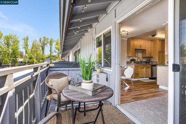 205 Masters Ct, Walnut Creek CA: https://media.crmls.org/mediaz/9c284fe3-83f9-4fd4-afe4-3952bda60a12.jpg