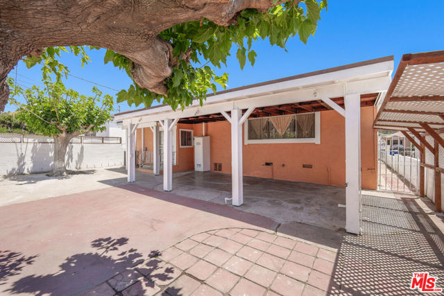 2101 N Almadale Avenue, Los Angeles CA: https://media.crmls.org/mediaz/9c286aca-2f3e-4b2d-a43e-42cd3e675e55.jpg