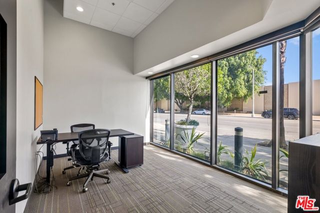 11132 VENTURA Boulevard photo 4
