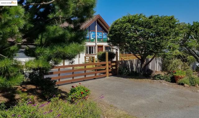 1400 Audubon AVE, Montara CA: https://media.crmls.org/mediaz/9c2aab10-3898-4dd8-9dd4-99f193cae5b8.jpg