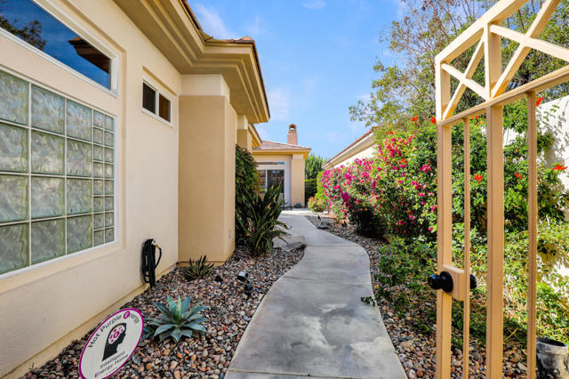 371 Tomahawk Drive, Palm Desert CA: https://media.crmls.org/mediaz/9c2abac7-3e29-4b7b-b88a-5f2b5fd2bc20.jpg