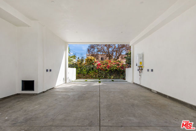 1616 S Sycamore Avenue, Los Angeles CA: https://media.crmls.org/mediaz/9c2b2291-e62b-4f6a-b1e7-a308ee28870e.jpg
