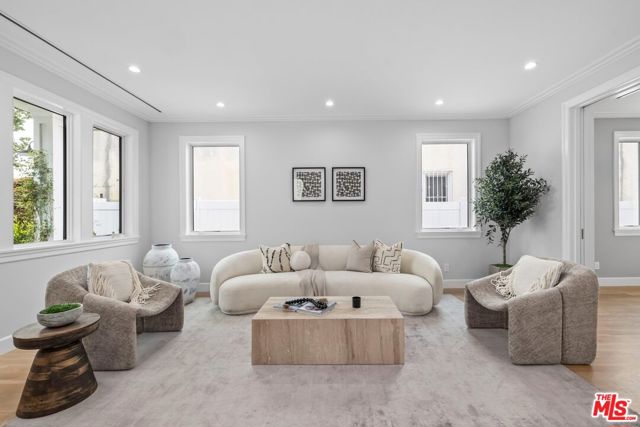 633 N Formosa Avenue, Los Angeles CA: https://media.crmls.org/mediaz/9c2b4b92-44c7-40f0-9a8e-e168fc644d11.jpg