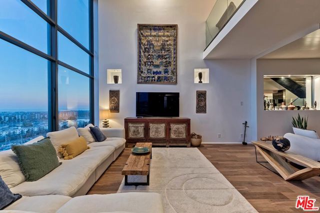 4335 Marina City Drive, Marina del Rey CA: https://media.crmls.org/mediaz/9c2bb1e3-c6ac-465c-9fd9-a6e62e2fd494.jpg