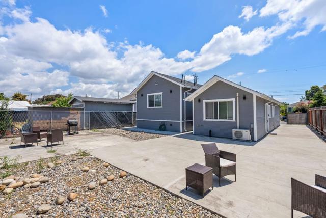 10191021 83rd Avenue, Oakland CA: https://media.crmls.org/mediaz/9c2bfa85-bff9-4bbf-87a4-2818aa023e40.jpg