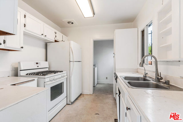 127 S Carson Road, Beverly Hills CA: https://media.crmls.org/mediaz/9c2c7bcd-1b46-4b64-8272-5f30b344bae7.jpg