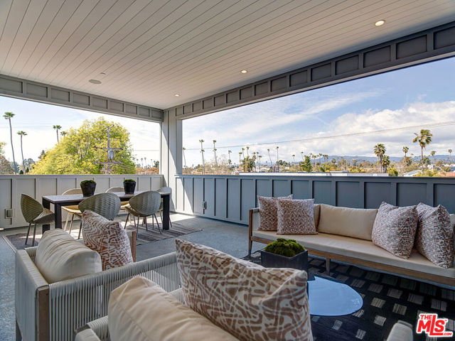 11979 Mayfield Avenue, Los Angeles CA: https://media.crmls.org/mediaz/9c2c9d3d-1265-4181-8723-f837913dbaf2.jpg