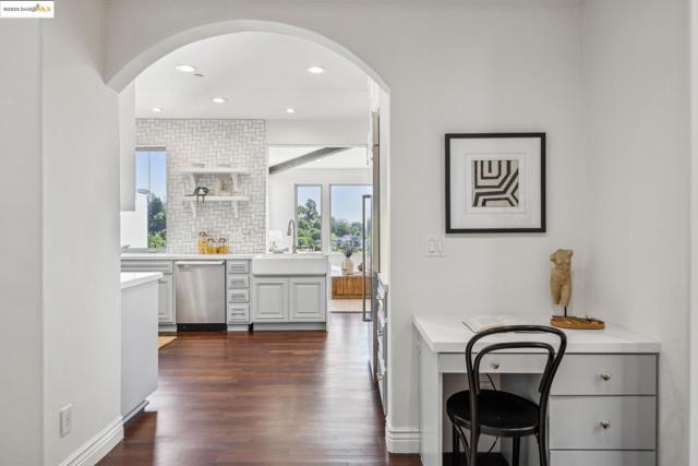 530 Gravatt Dr, Berkeley CA: https://media.crmls.org/mediaz/9c2cda72-1929-4874-acbf-950ca826acff.jpg