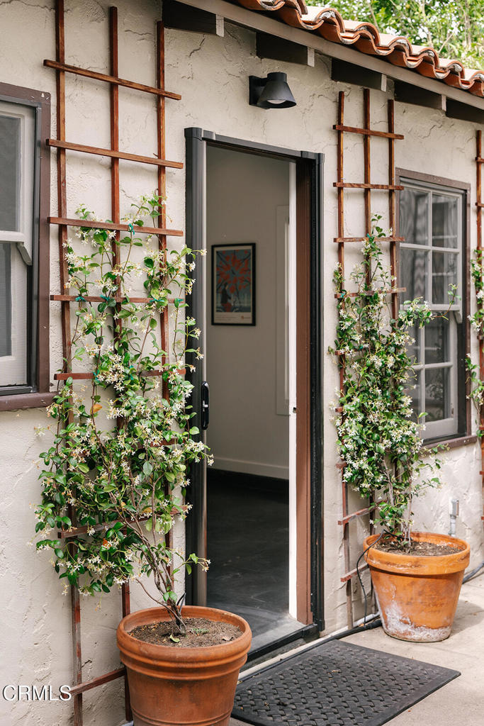 https://media.crmls.org/mediaz/9c2d9a5a-740d-40f9-ba51-f9ca47f829f4.jpg?preset=X-Large