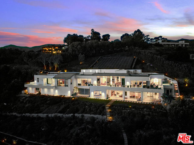 27454 Winding Way, Malibu CA: https://media.crmls.org/mediaz/9c2e1aa6-3826-4471-9533-2313de821811.jpg