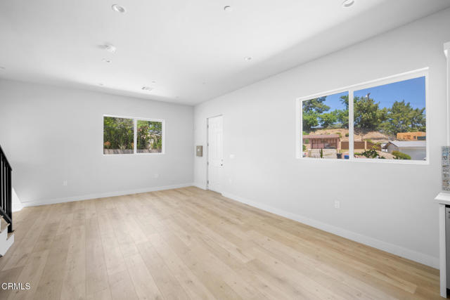Detail Gallery Image 5 of 26 For 12323 Foxcroft Pl, Granada Hills,  CA 91344 - 3 Beds | 2/1 Baths