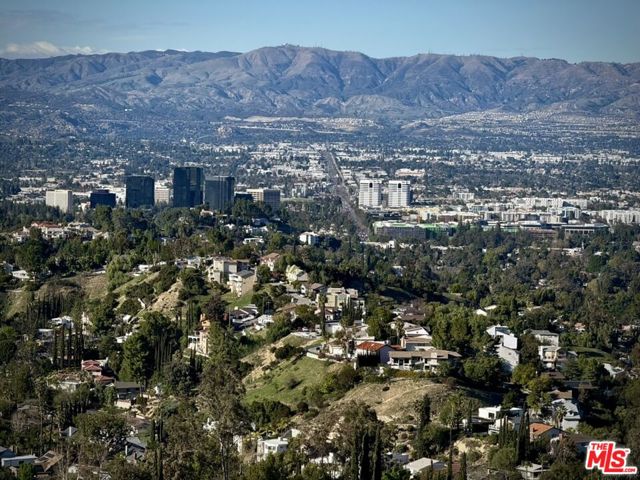 1302 Zuni Lane, Topanga CA: https://media.crmls.org/mediaz/9c2fd4db-390c-4fc6-b4a0-4e37d5a4b036.jpg