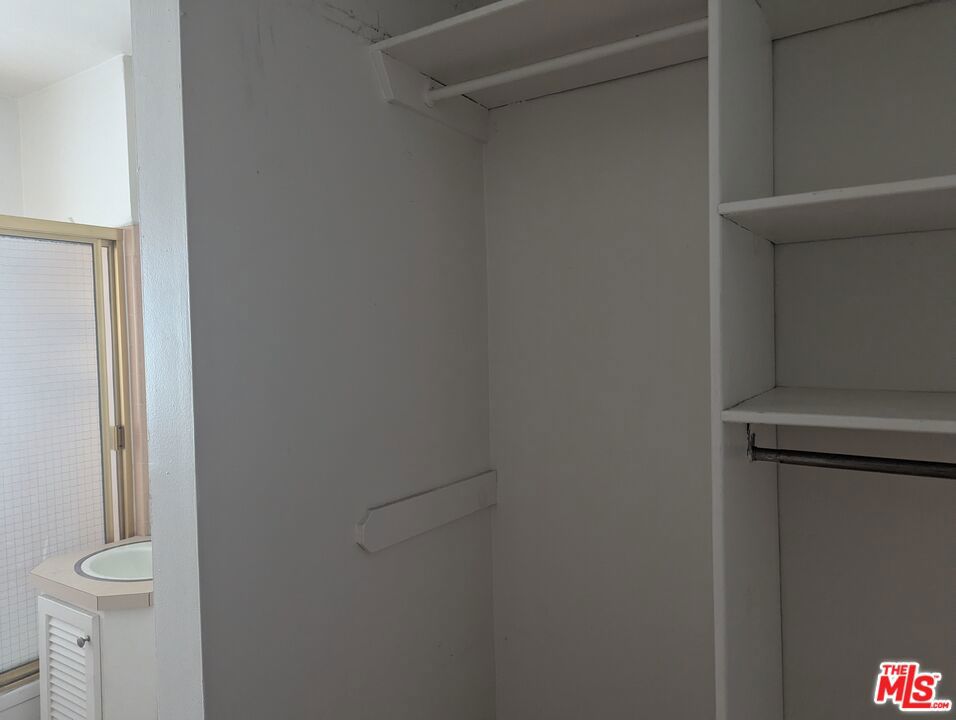 https://media.crmls.org/mediaz/9c30e965-3dac-41d9-ae7c-2fd376172b3d.jpg?preset=X-Large