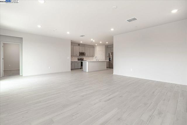 1710 Yukon Territory Ave, Manteca CA: https://media.crmls.org/mediaz/9c3256c6-1499-4909-af9a-3617c03dc07d.jpg
