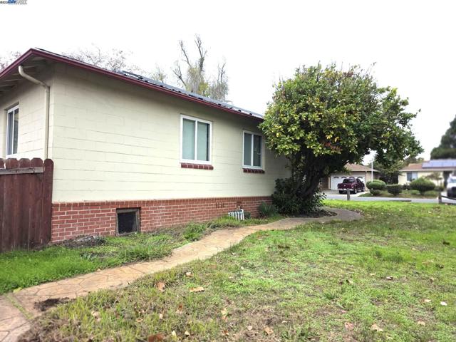 2305 Tennessee St, Vallejo CA: https://media.crmls.org/mediaz/9c332244-b96f-4816-81bd-c8e758587863.jpg